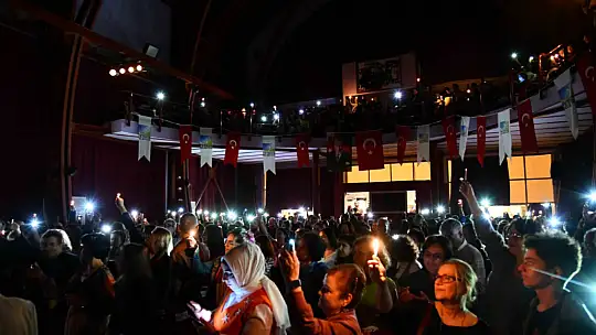 SÖYLEŞİ VE TİYATROYA BÜYÜK İLGİ