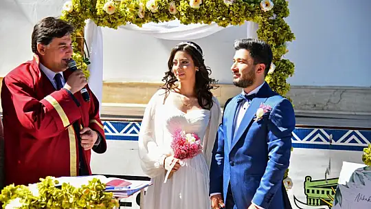 KARACA DEPREMZEDE ÇİFTİN NİKAHINI KIYDI