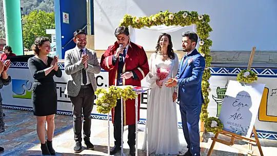 KARACA DEPREMZEDE ÇİFTİN NİKAHINI KIYDI