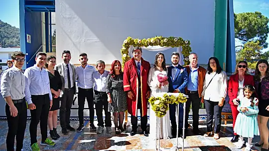 KARACA DEPREMZEDE ÇİFTİN NİKAHINI KIYDI