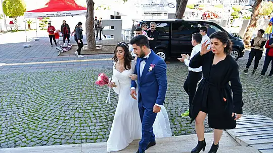 KARACA DEPREMZEDE ÇİFTİN NİKAHINI KIYDI