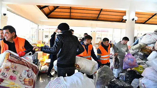 FETHİYE BELEDİYESİ'NİN YARDIM TIRLARI YOLA ÇIKTI