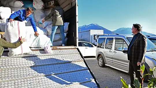 FETHİYE BELEDİYESİ'NİN YARDIM TIRLARI YOLA ÇIKTI