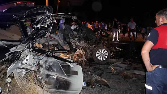 TIR'ın altına giren minibüs parçalandı, 1 yaralı