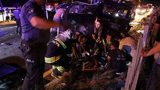 TIR'ın altına giren minibüs parçalandı, 1 yaralı