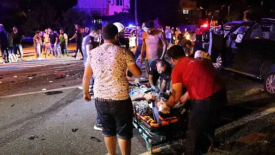 TIR'ın altına giren minibüs parçalandı, 1 yaralı