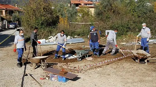 Top oynayan çocuklar tarihi mezar buldu