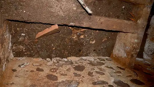 Top oynayan çocuklar tarihi mezar buldu