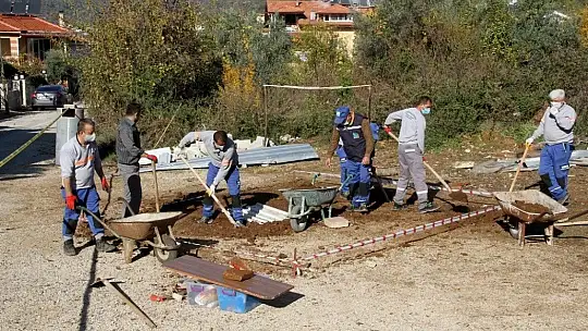 Top oynayan çocuklar tarihi mezar buldu