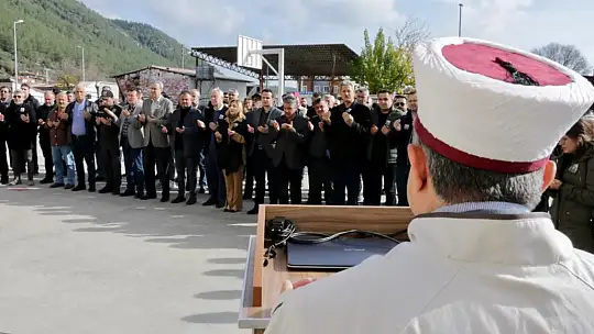 TRAFİK KAZASINDA ÖLEN OKUL MÜDÜRÜ İÇİN TÖREN DÜZENLENDİ