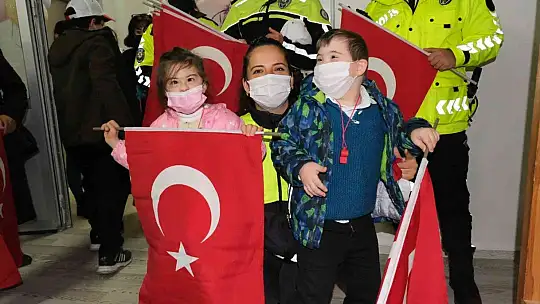 Trafik polisleri engelli öğrencilerle bir araya geldi