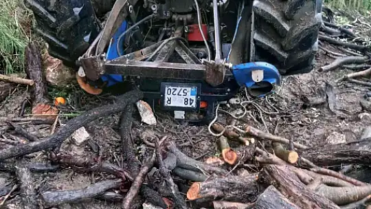 TRAKTÖRÜN ALTINDA KALAN SÜRÜCÜYÜ İTFAİYE EKİPLERİ KURTARDI