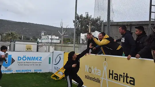 Tribünden inip top toplayıcısına saldırdı