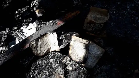 Tüpü çakmakla kontrol ederken evini yaktı küle dönen evde tek yanmayan ise Kur'an-ı Kerim oldu