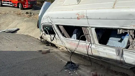 TUR OTOBÜSÜ KAZA YAPTI: 1'İ AĞIR 10 YARALI