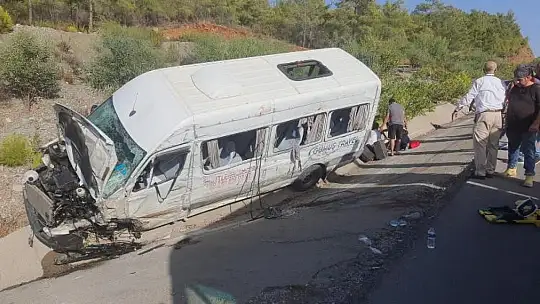 TUR OTOBÜSÜ KAZA YAPTI: 1'İ AĞIR 10 YARALI