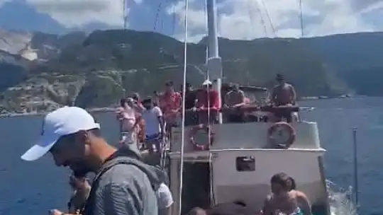 Tur teknesine eşlik eden yunus böyle görüntülendi