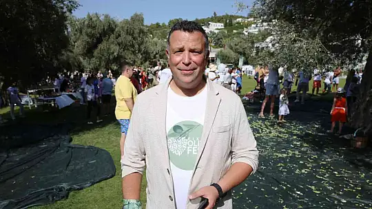 TURİSTLER TATİLİ BIRAKIP ZEYTİN TOPLADI