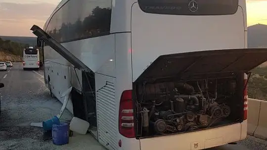 Turistleri taşıyan otobüste yangın paniği