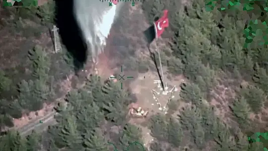 TÜRK BAYRAĞINI ALEVLERE TESLİM ETMEDİLER