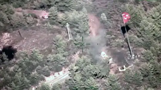 TÜRK BAYRAĞINI ALEVLERE TESLİM ETMEDİLER