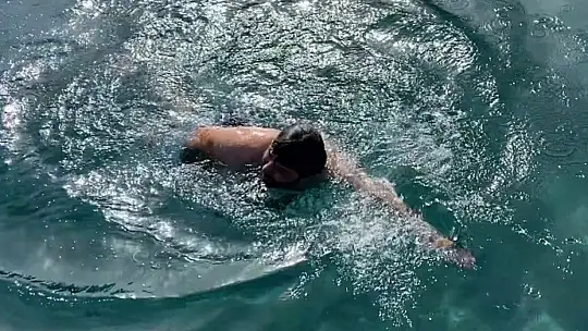 Türkiye'de kar Muğla'da bahar havasında deniz keyfi