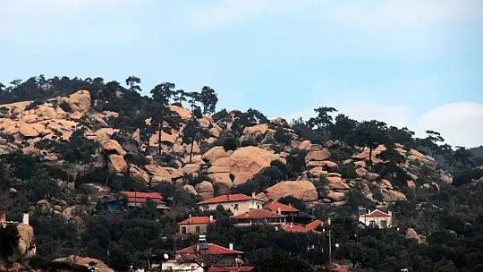 Türkiye'nin en yaşlı kayalarıyla dikkat çeken vadi