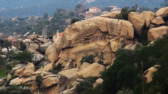 Türkiye'nin en yaşlı kayalarıyla dikkat çeken vadi