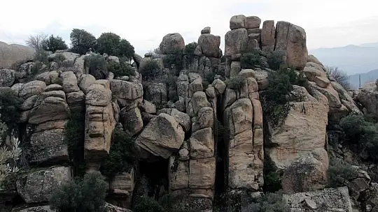 Türkiye'nin en yaşlı kayalarıyla dikkat çeken vadi