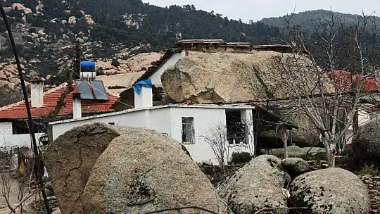 Türkiye'nin en yaşlı kayalarıyla dikkat çeken vadi