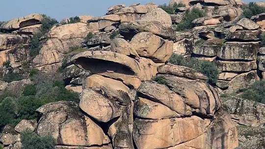 Türkiye'nin en yaşlı kayalarıyla dikkat çeken vadi