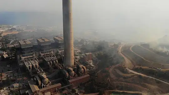 Türkiye'yi diken üstünde tutan yangında alevler termik santrali böyle sardı