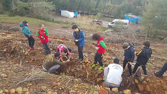 Turnuvaya gelen futbolcular fidan dikti