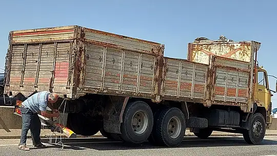 Üç aracın karıştığı kaza sonrası kilometrelerce kuyruk oluştu