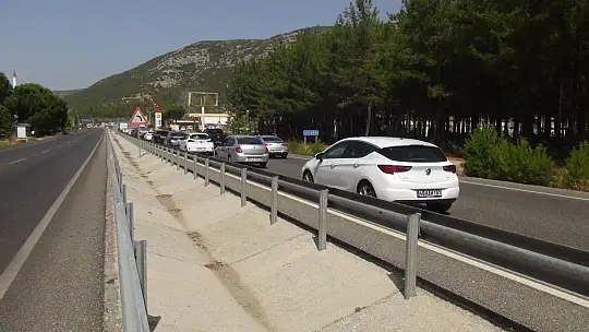 Üç aracın karıştığı kaza sonrası kilometrelerce kuyruk oluştu