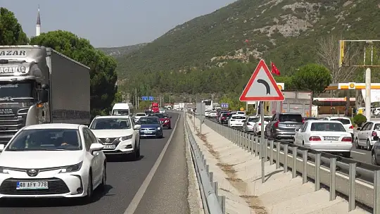 Üç aracın karıştığı kaza sonrası kilometrelerce kuyruk oluştu