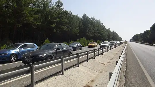 Üç aracın karıştığı kaza sonrası kilometrelerce kuyruk oluştu