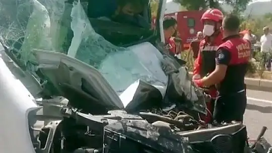 Üç aracın karıştığı kaza sonrası kilometrelerce kuyruk oluştu