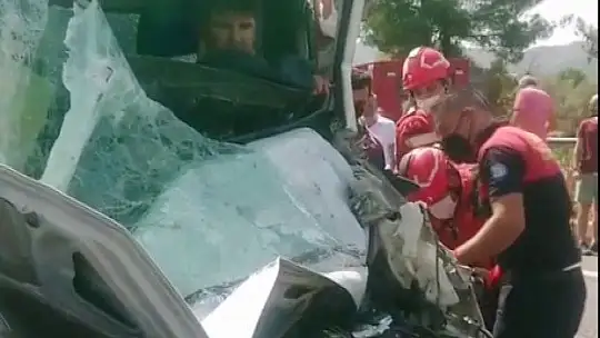 Üç aracın karıştığı kaza sonrası kilometrelerce kuyruk oluştu