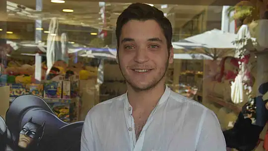 ÜÇ KÖPEĞİN MAĞAZADAN OYUNCAK KÖPEK ÇALMASI GÖRENLERİ GÜLÜMSETTİ