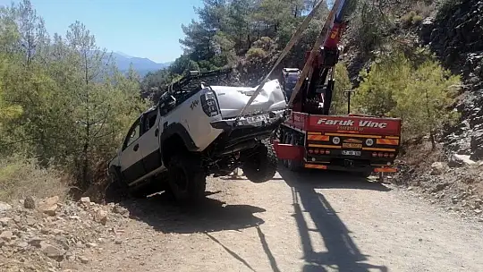 Uçuruma uçan araçta 1'i ağır 2 kişi yaralandı