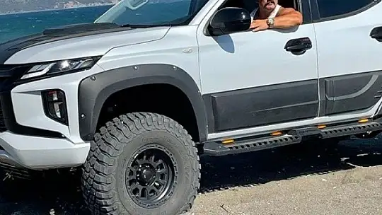 Uçuruma uçan araçta 1'i ağır 2 kişi yaralandı