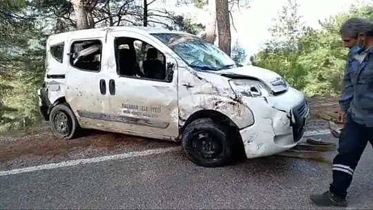 Uçuruma yuvarlanan belediye aracının şoförü yaralandı