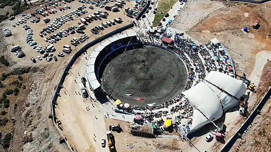Ula arenasında ilk boğa güreşi
