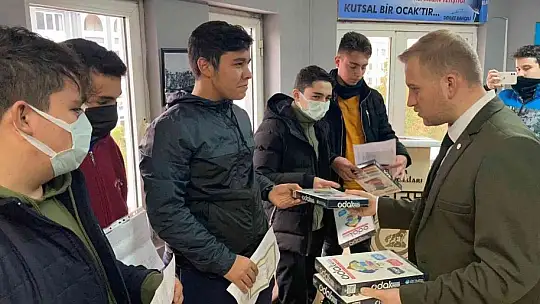 Ülkü Ocakları'ndan öğrencilere karne hediyesi