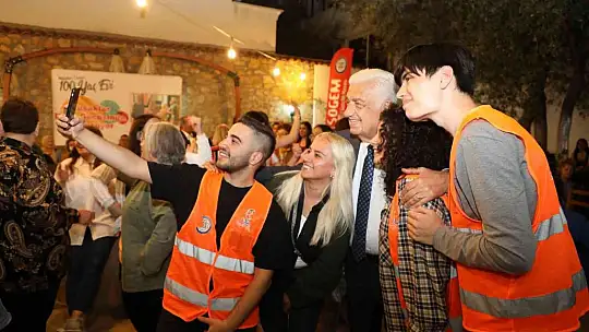 ÜNİVERSİTE ÖĞRENCİLERİ, YAŞLI ÇINARLARLA DÜNYA DANS GÜNÜ'NDE BİR ARAYA GELDİ