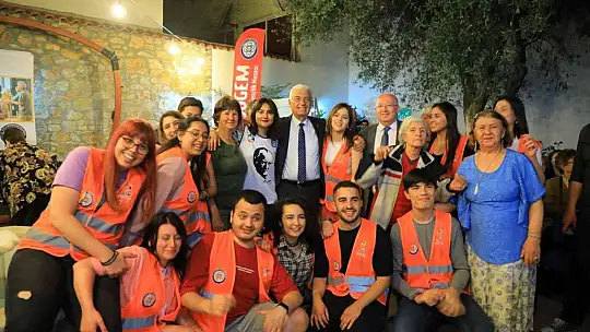 ÜNİVERSİTE ÖĞRENCİLERİ, YAŞLI ÇINARLARLA DÜNYA DANS GÜNÜ'NDE BİR ARAYA GELDİ