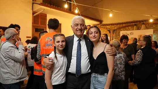 ÜNİVERSİTE ÖĞRENCİLERİ, YAŞLI ÇINARLARLA DÜNYA DANS GÜNÜ'NDE BİR ARAYA GELDİ