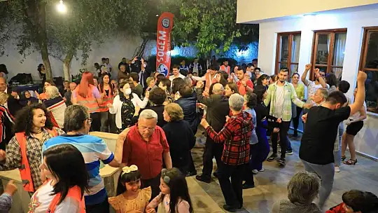 ÜNİVERSİTE ÖĞRENCİLERİ, YAŞLI ÇINARLARLA DÜNYA DANS GÜNÜ'NDE BİR ARAYA GELDİ