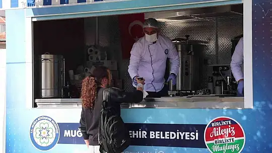 Üniversite öğrencilerine çorba dağıtımı devam ediyor